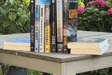 Buchstapel auf Tisch